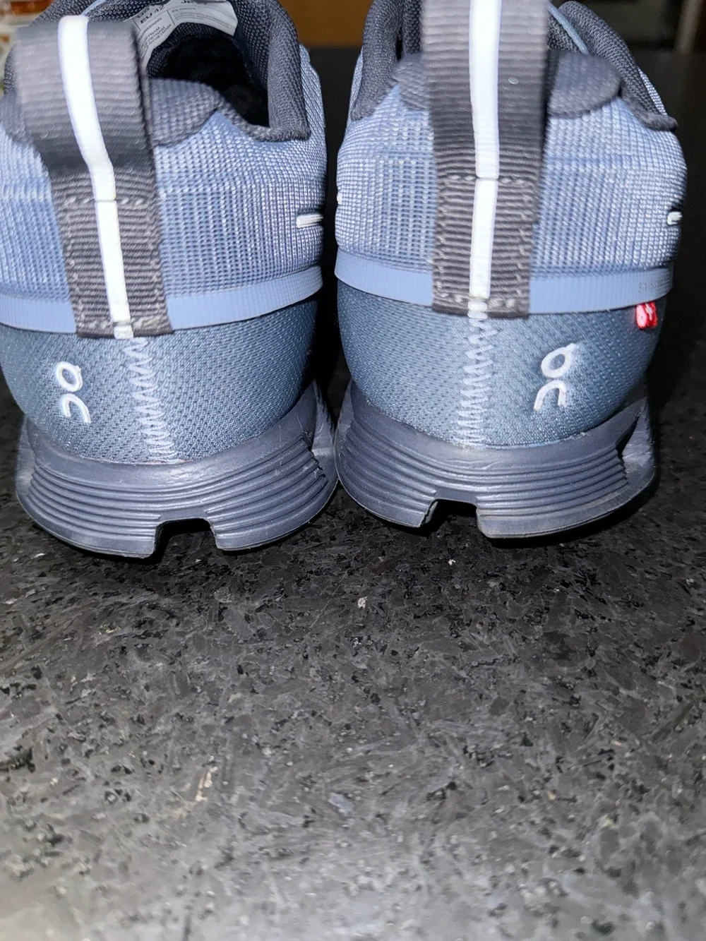 ON CLOUD 5 WATERPROOF ATHLETIC SNEAKERS METAL/NAVY BLUE WORN A FEW HOURS SZ 10